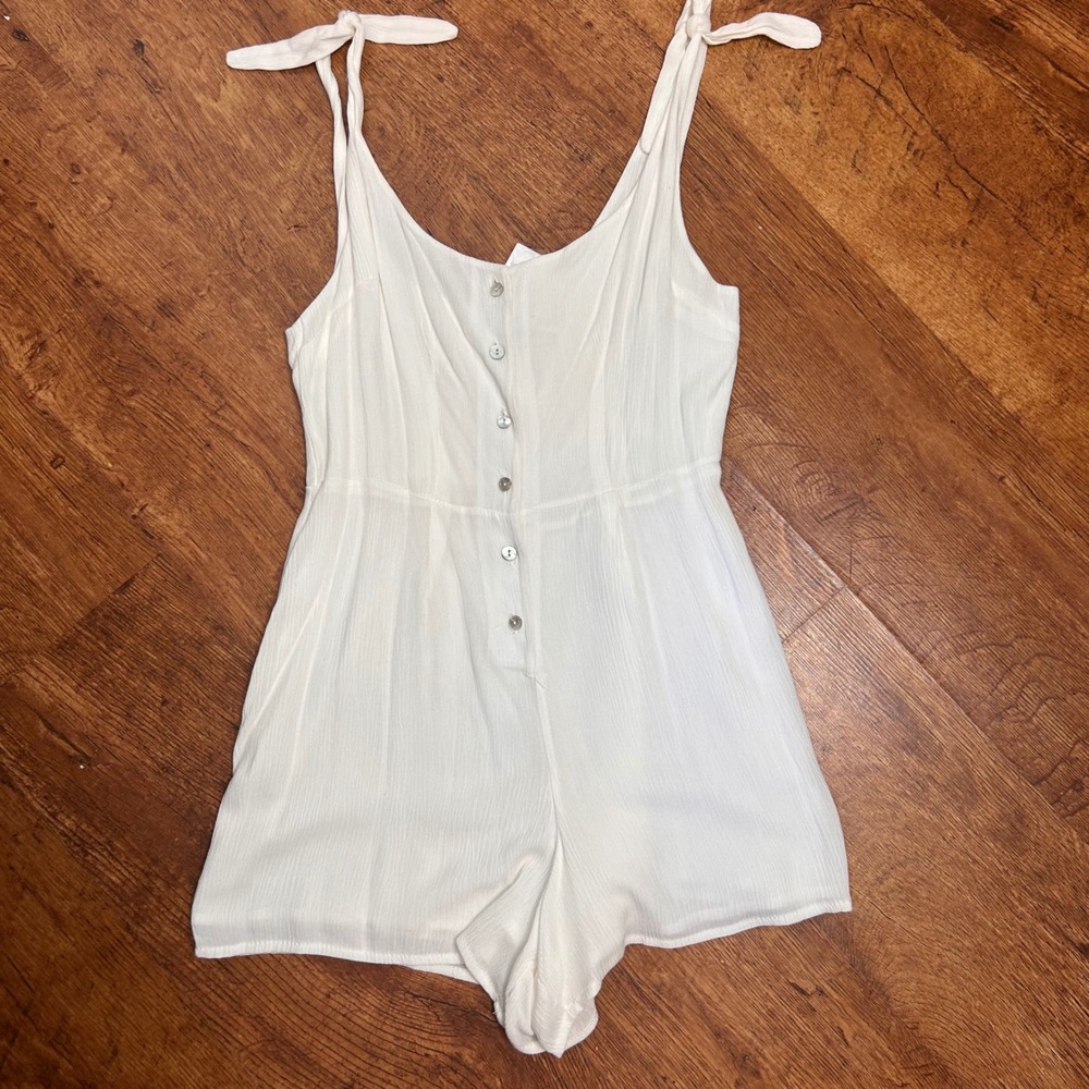 Kimchi Blue Urban Outfitters Ivory Tie Shoulder‎ Button Front Romper Small NWT
